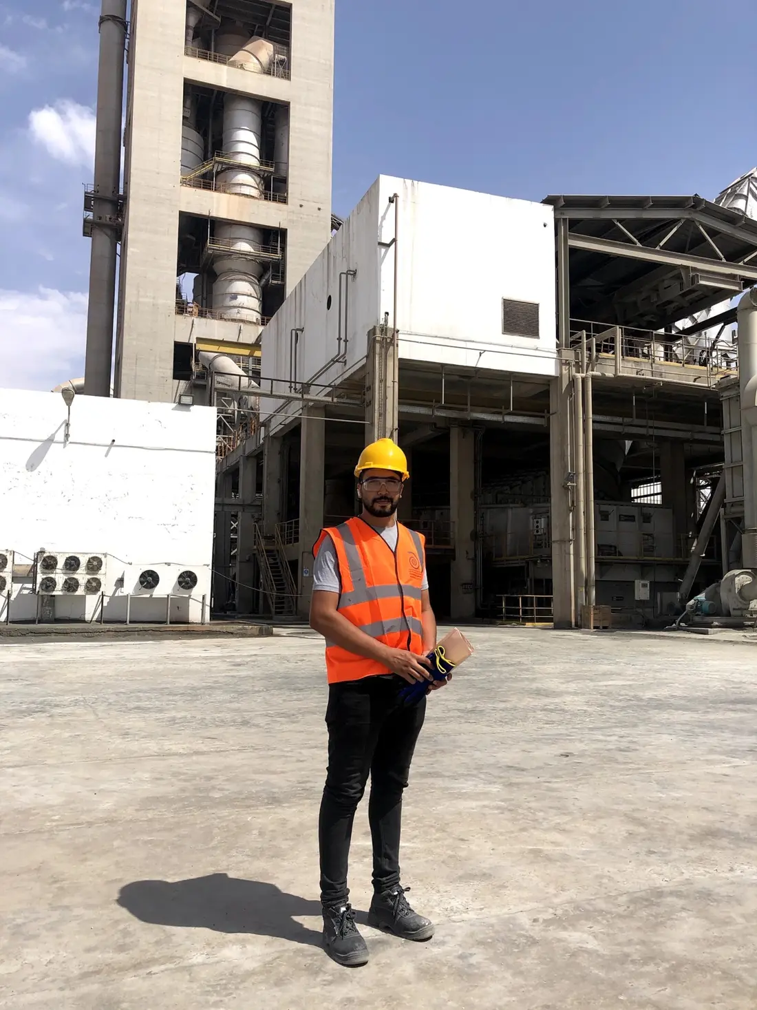 Karim Bougryn dans un environnement industriel