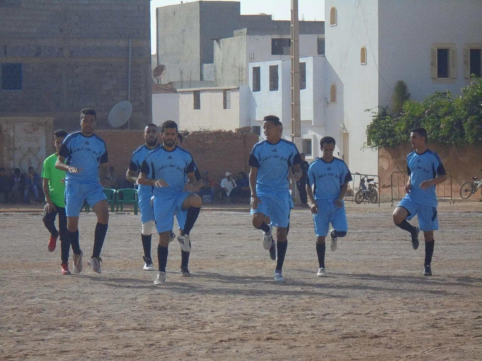Karim Bougryn avec une équipe sportive locale